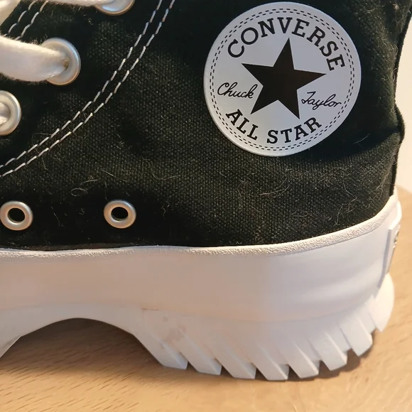 Converse Women’s Chuck Taylor All Star Lugged 2.0 High-Top Sneakers Size M4 / W6 - Picture 7 of 11